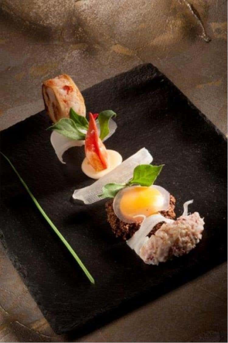 Hamburger di astice, tuorlo d'uovo in olio cottura, gelatina di gewurztraminer, finocchi e insalata ficoide